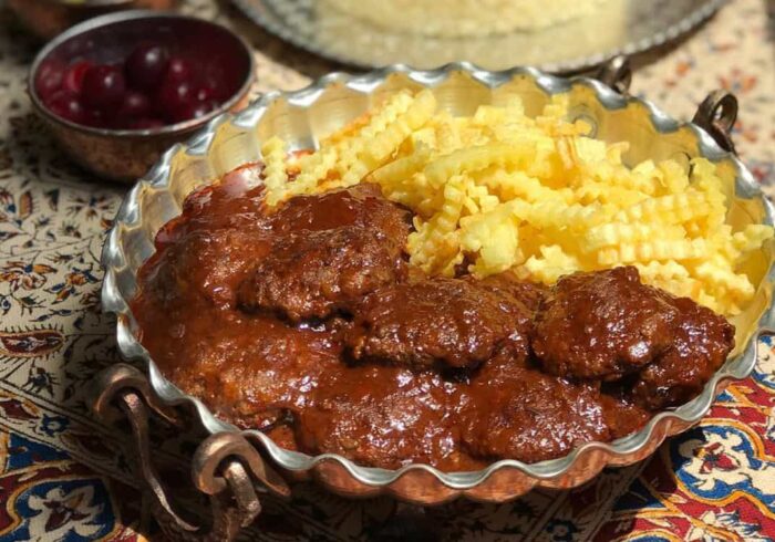 طرز تهیه شامی با سس رب انار: طعمی لذیذ و متفاوت