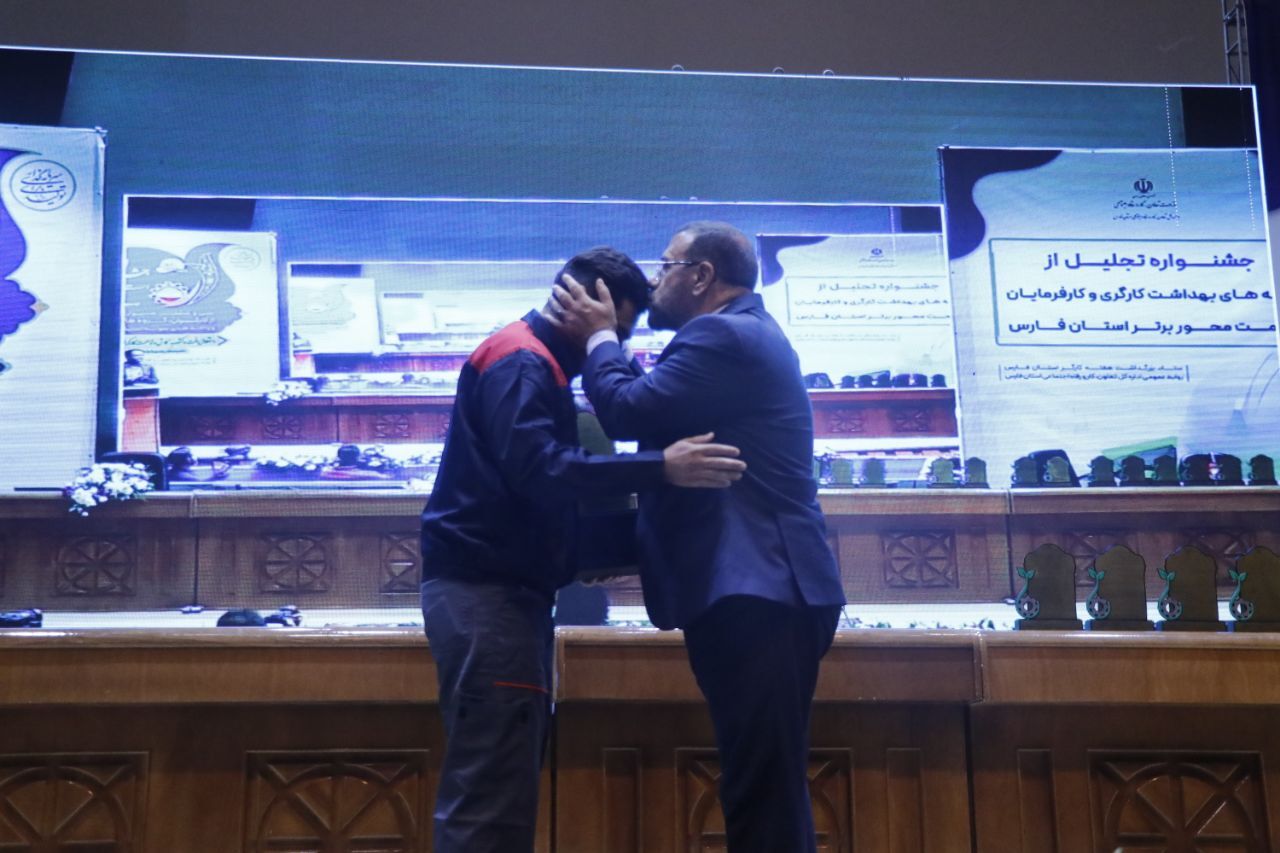 بوسه استاندار فارس بر پیشانی کارگر: تجلیل از زحمات و نقش برجسته کارگران در پیشرفت کشور