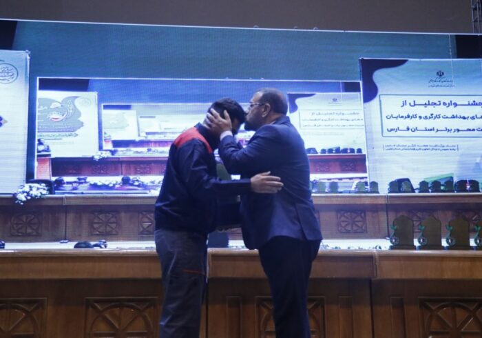 بوسه استاندار فارس بر پیشانی کارگر: تجلیل از زحمات و نقش برجسته کارگران در پیشرفت کشور