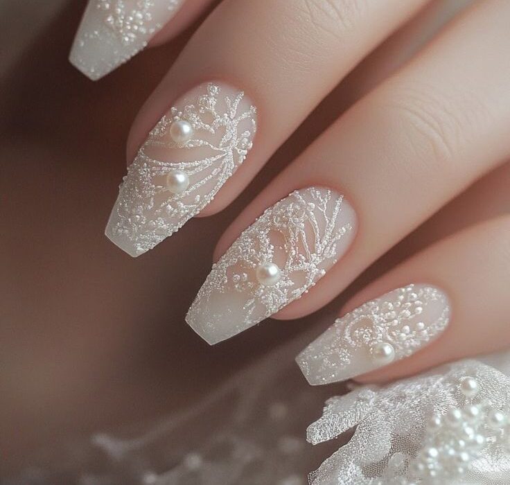 کاشت ناخن؛ راهنمای کامل، انواع، مزایا و معایب