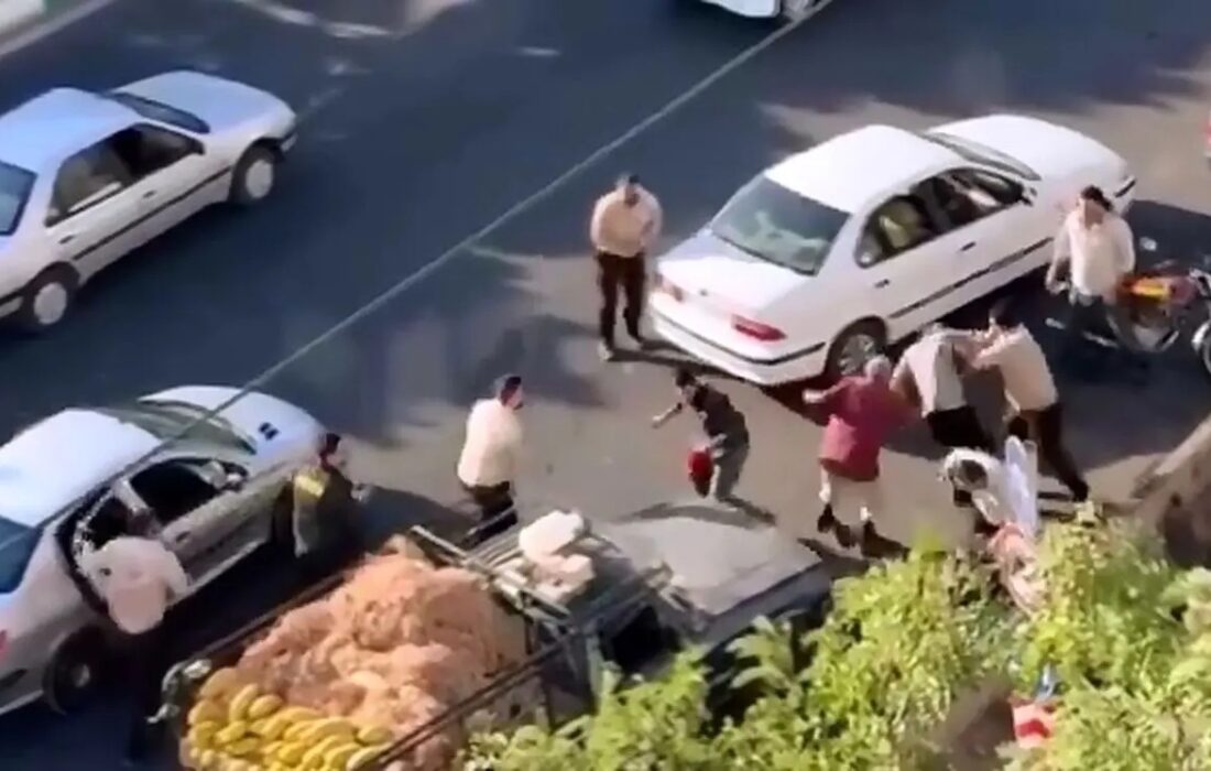 ببینید / فیلم وایرال شده از برخورد خشونت آمیز ماموران شهرداری قزوین با دستفروشان خیابانی