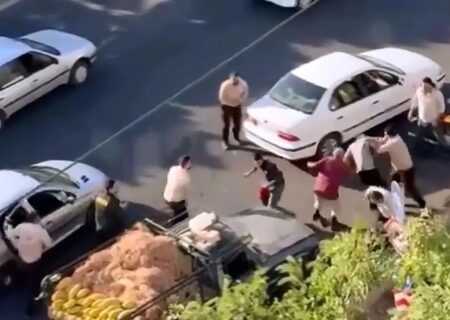 ببینید / فیلم وایرال شده از برخورد خشونت آمیز ماموران شهرداری قزوین با دستفروشان خیابانی