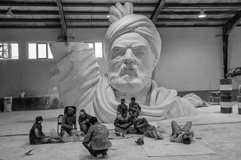 واکنش استاندار به نصب مجسمه ۳۳ متری فردوسی در مشهد