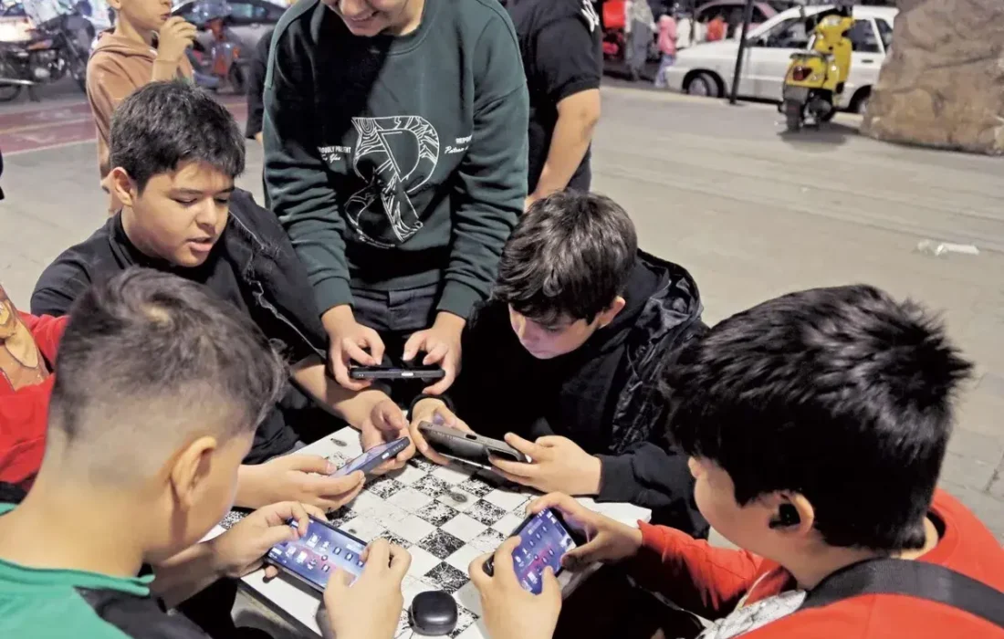 نامه ۴۰ هزار دانش‌آموز برای آزاد شدن گوشی در مدارس/ پاسخ آموزش پرورش: گوشی مجاز است اما…