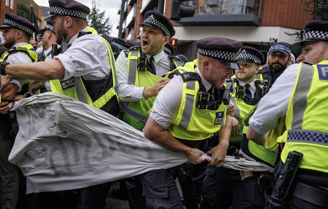 اعتراضات ضد مهاجرتی که در لندن به خشونت کشیده شد (فیلم)