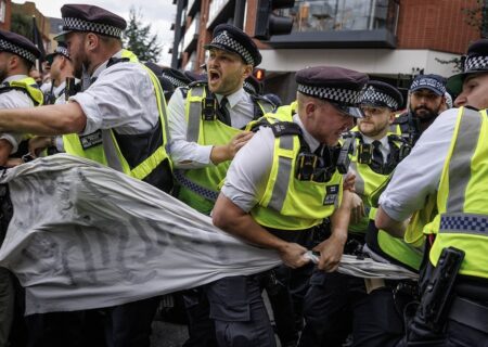 اعتراضات ضد مهاجرتی که در لندن به خشونت کشیده شد (فیلم)