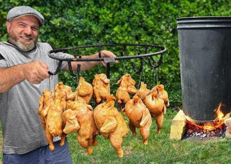 کباب کردن مرغ در بشکه فلزی در باغ توسط آشپز ماهر اوکراینی (فیلم)