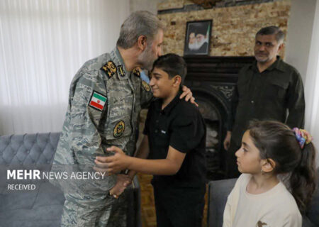 دیدار فرمانده کل ارتش با خانواده معظم شهدا
