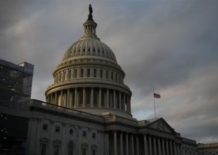 آمریکا ۵ میلیارد دلار دیگر از کمک‌های خارجی را قطع کرد: تأثیرات ناگوار بر اقتصاد جهانی