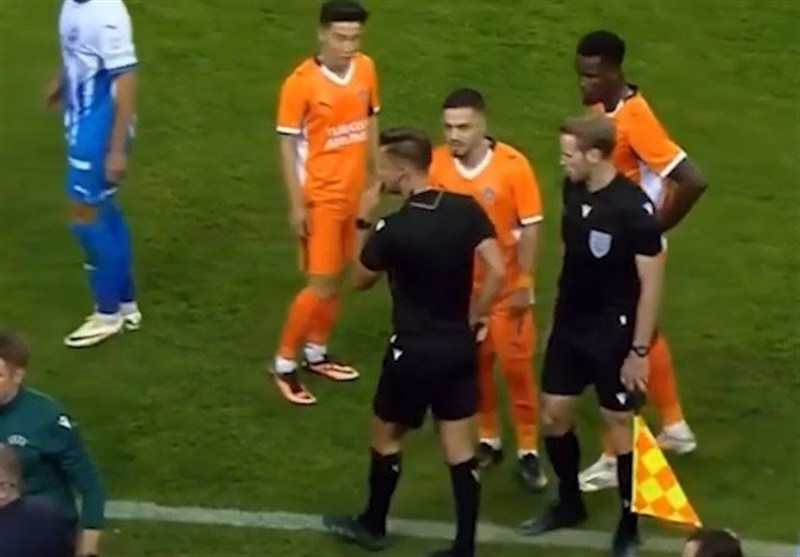 اخراج گوینده استادیوم با کارت قرمز داور در لیگ کنفرانس اروپا: سوژه داغ فوتبال!