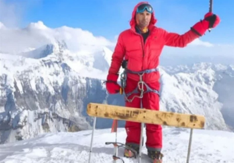 کوهنورد اردبیلی نشان پلنگ برفی را به دست آورد