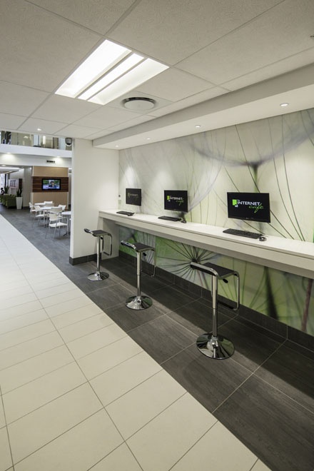 کافی نت: راهنمای جامع خدمات، مزایا و نکات انتخاب بهترین مرکز 💻☕