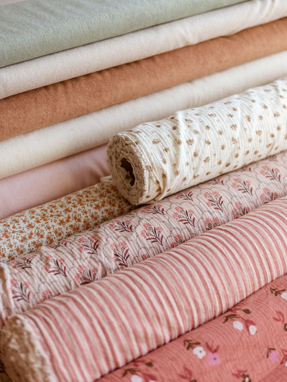 🧵 انواع پارچه ارزان؛ راهنمای کامل خرید و شناخت پارچههای اقتصادی