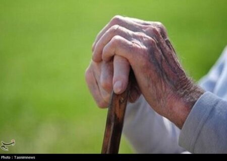 زندگی تلخ سالمند بی‌پناه زیر پل اسلام‌آباد غرب؛ روایت بی‌خانمانی در قلب شهر