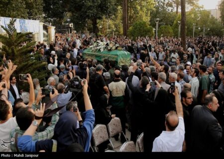 پیکر استاد فرشچیان در کنار صائب تبریزی آرام گرفت؛ وداع با نگارگر روضه‌خوان به همراه فیلم و تصاویر