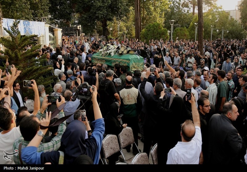 پیکر استاد فرشچیان در کنار صائب تبریزی آرام گرفت؛ وداع با نگارگر روضهخوان به همراه فیلم و تصاویر