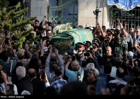 تشییع باشکوه استاد فرشچیان در اصفهان؛ بدرقه هنرمند برجسته ایران