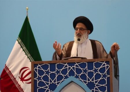 کرج در تب و تاب: انتقاد شدید امام جمعه از بازداشت نامعلوم یک بانوی البرزی در فرانسه!