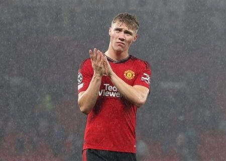 منچستریونایتد در تردید برای فروش هویلون: دلایل، پیامدها و آینده انتقال