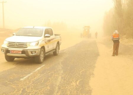 طوفان گردوخاک سیستان از مرز ۱۰۰ کیلومتر در ساعت عبور کرد؛ گردوغبار بی‌پایان همچنان آسمان را درنورد می‌برد