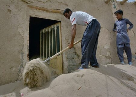 سیستانی‌ها در محاصره ریزگردها و بی‌آبی؛ منازل زیر ماسه دفن شدند + فیلم