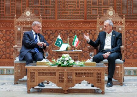 پزشکیان در دیدار شهباز شریف:هیچ فاصله‌ای بین مردم ایران و پاکستان نیست