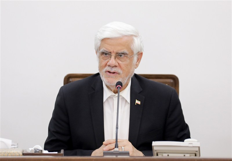 عارف: با معیشت مردم بازی نمی‌کنیم