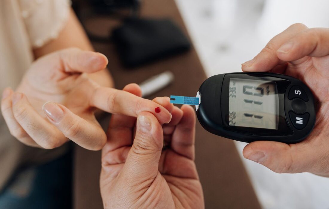 راهنمای جامع دستگاه تست قند خون: ابزاری حیاتی برای مدیریت دیابت