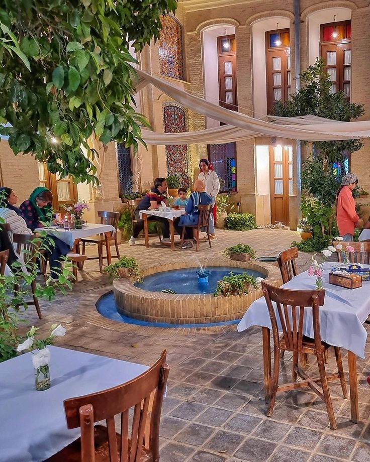 راهنمای جامع رستوران‌های سنتی: سفری به دنیای طعم‌ها و فرهنگ