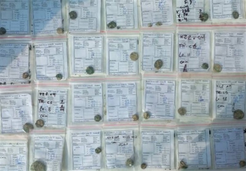 کشف ۱۰۰ سکه تاریخی در کمرزرین اصفهان / احتمال کشف یک مرکز تجاری باستانی در این منطقه شدت گرفت