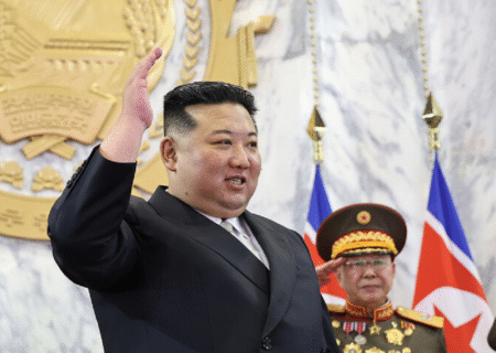 بازدید کیم جونگ اون از تأسیسات جدید تولید موشک