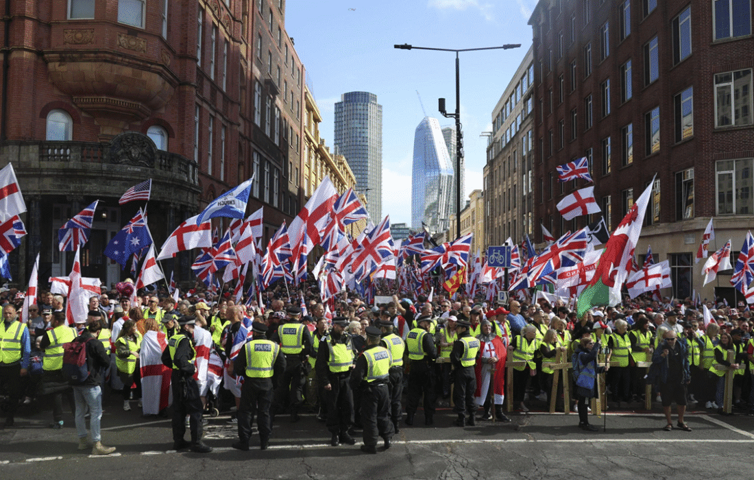 دهها هزار نفر در لندن علیه مهاجرت راهپیمایی کردند