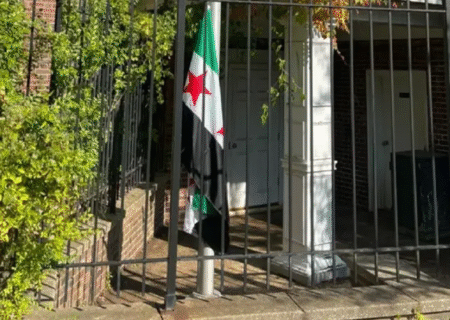 وزیر امور خارجه سوریه پرچم این کشور را بر فراز ساختمان سفارت در واشنگتن برافراشت