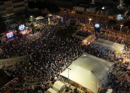 هزاران اسرائیلی برای توافق آتش‌بس غزه و تبادل اسرا تجمع کردند