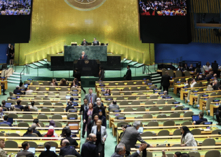 تصویر یک سقوط: نطق جانی جنگی در برابر سکوهای خالی