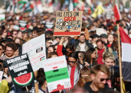 راهپیمایی ۱۰۰ هزار نفری برلین در اعتراض به پشتیبانی آلمان از رژیم صهیونیستی + عکس