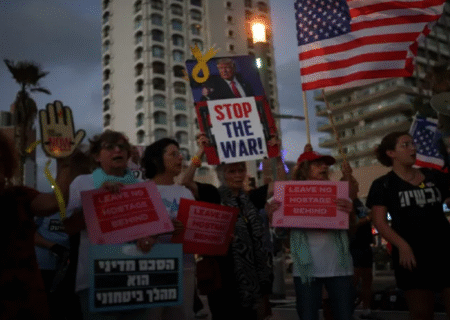 تجمع اعتراضی اسرائیلی‌ها مقابل سفارت آمریکا در تل‌آویو: درخواست فوری برای پایان جنگ و آزادی اسرا