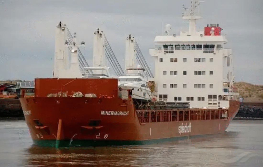 آتشسوزی در کشتی باری در عدن ادامه دارد