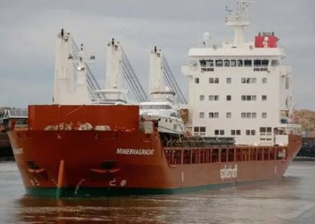 آتش‌سوزی در کشتی باری در عدن ادامه دارد