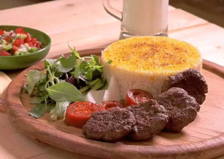 طرز تهیه کته سماقی با کباب تابه‌ای مخصوص