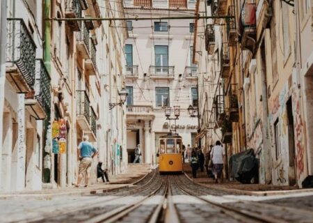 خارج شدن قطار کابلی از ریل در پرتغال با ۳۳ کشته و زخمی