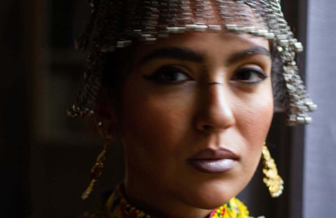 مونا کرمی با گریمی متفاوت