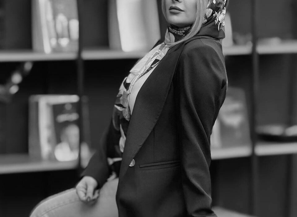 مونا فائزپور، همسر احمد مهرانفر، با استایلی متفاوت