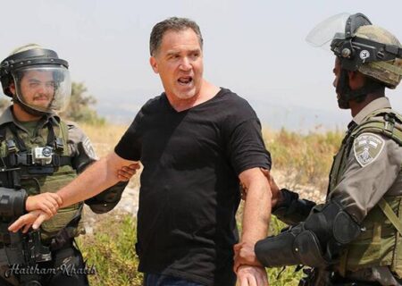 دستگیری فعال ضداسرائیلی اسرائیلی توسط صهیونیست‌ها؛ “دوستان فلسطینی‌ام چشم‌انتظارند!”