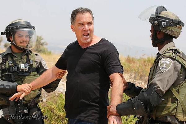 دستگیری فعال ضداسرائیلی اسرائیلی توسط صهیونیستها؛ “دوستان فلسطینیام چشمانتظارند!”