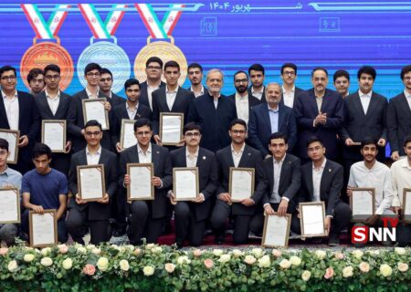 عکس یادگاری پزشکیان با مدال‌آوران المپیاد‌های علمی