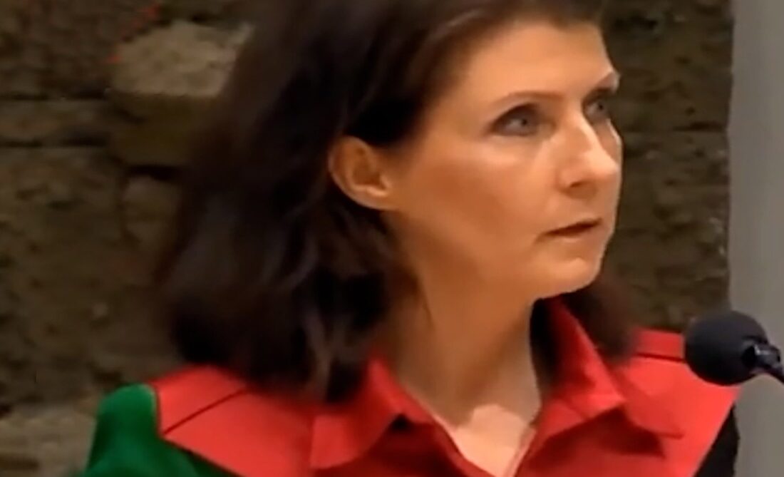 نماینده زن با یک لباس مجلس را به هم ریخت