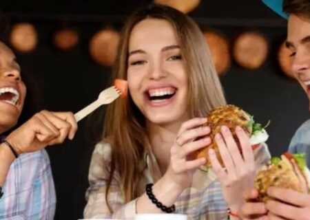 چرا نسل زدی‌ها ساعت ۵ عصر شام می‌خورند؟