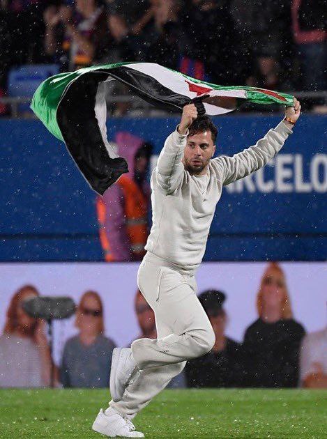 پرچم فلسطین در قلب بازی بارسلونا+عکس
