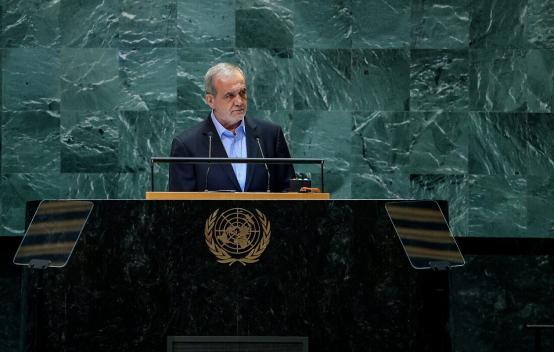 حمله کیهان به غربگرایان: حاضرند نشیمنگاه ترامپ را ببوسند!